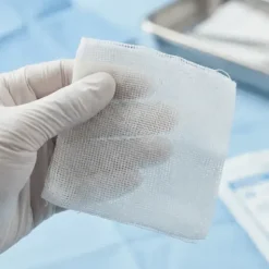 COMPRESSES NON-TISSÉES STÉRILES MEDI’SOFT 4 PLIS -(50 X 2) -Boîte de 100